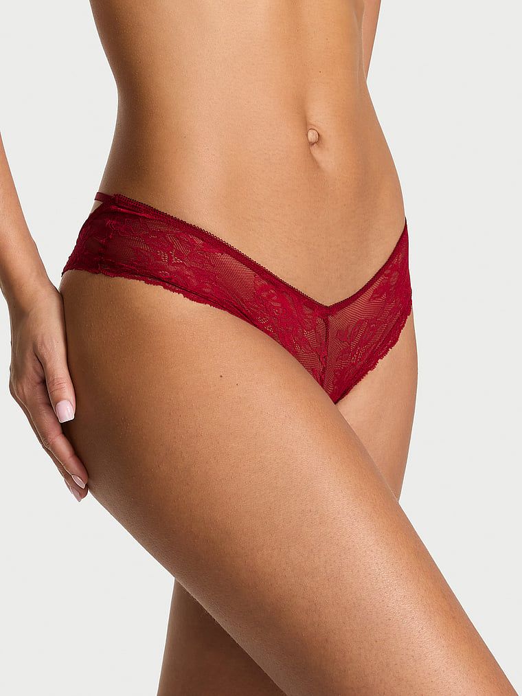 Páskové kovové drzé kalhotky s otevřenými zády. Produkt má červenou barvu a pochází z kolekce Very Sexy.