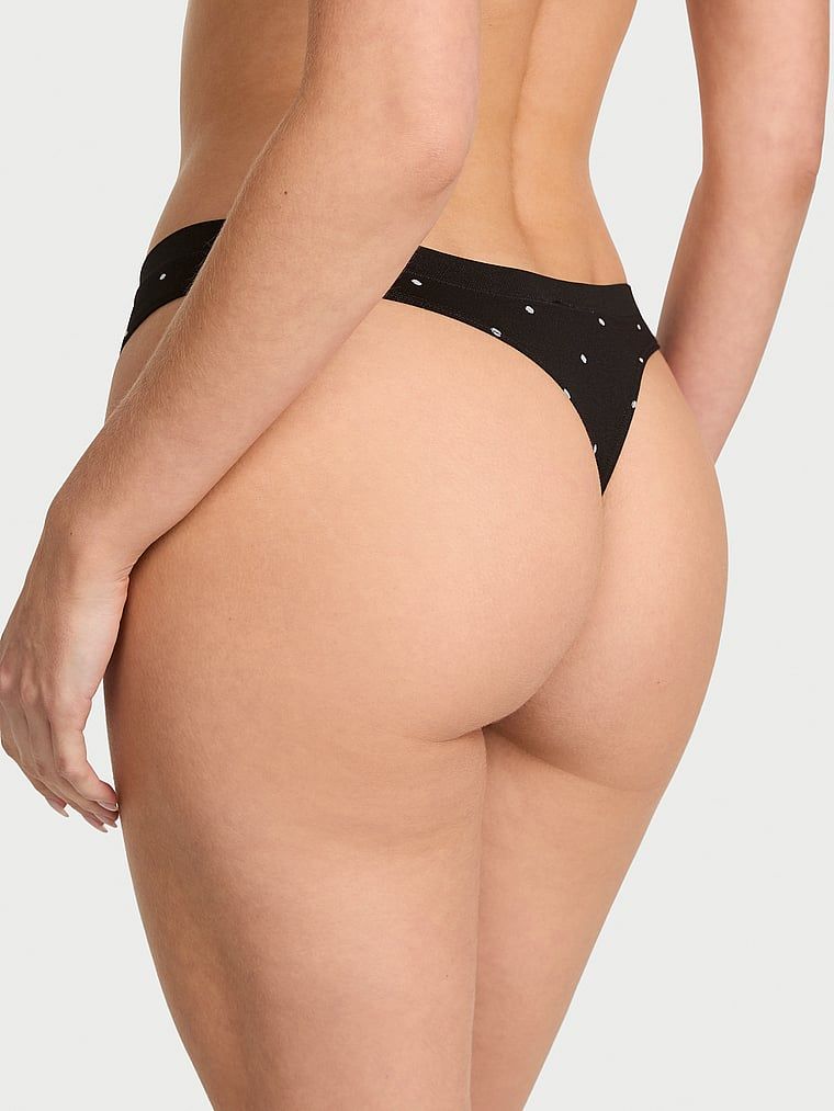 Bezešvá tanga. Produkt je vzorovaný a pochází z kolekce Bezešvé.