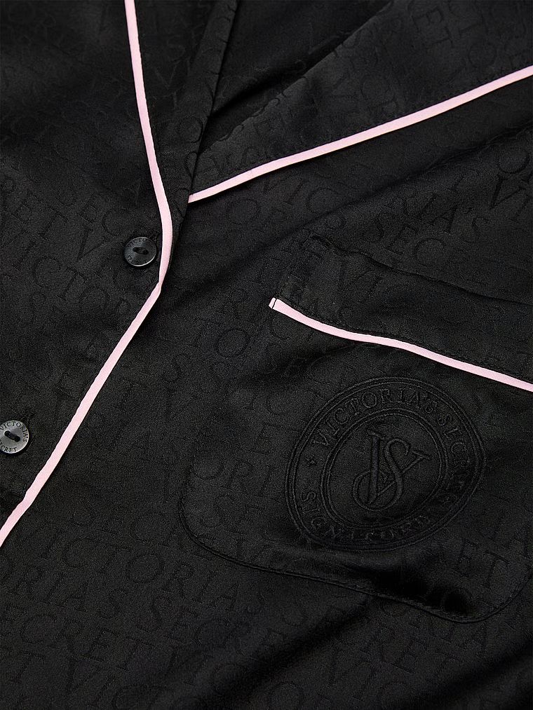 Lesklé saténové pyžamo s glazovanými saténovými šortkami. Produkt je černý a pochází z kolekce Victoria's Secret.