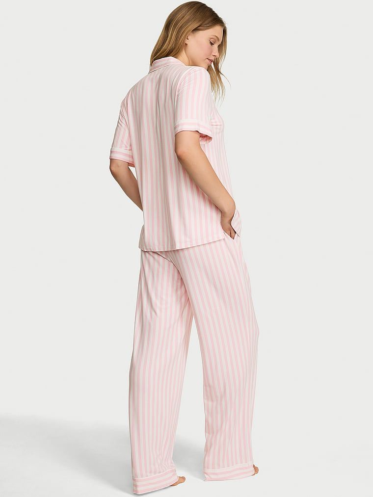 Modal pyžamo s krátkými rukávy a dlouhé kalhoty SoSoft. Produkt má vzorovanou barvu a pochází z kolekce Victoria's Secret.
