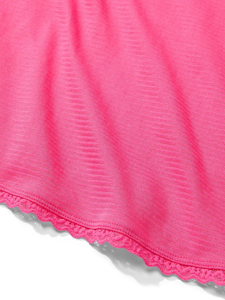 Bavlněná spací souprava – top a kalhoty Shadow Stripe. Produkt je růžové barvy a pochází z kolekce Victoria's Secret.
