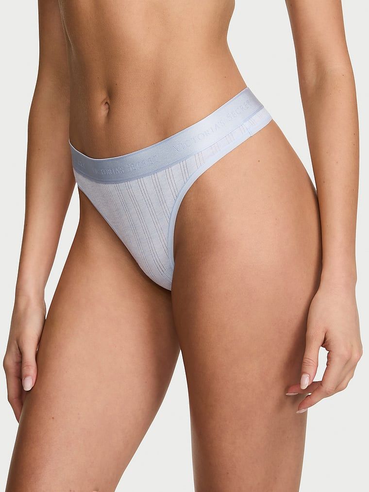 Tanga vyrobená z modálního stylu SoSoft Ultra-Fine Logo. Produkt je modré barvy a pochází z kolekce Cotton.