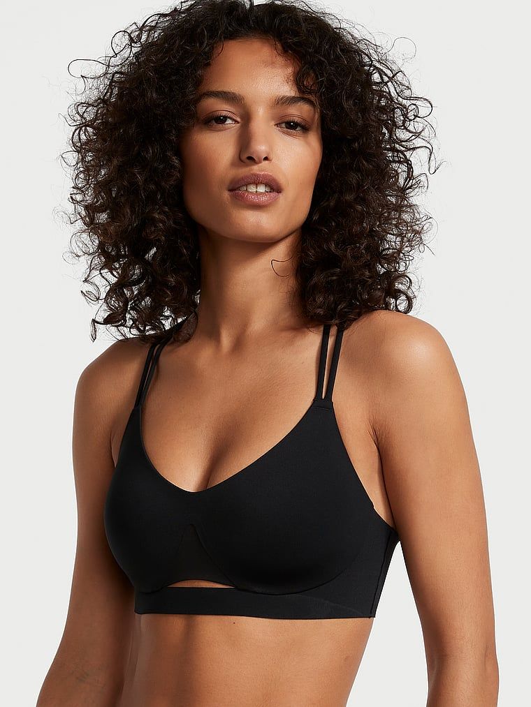 Sportovní podprsenka s lehkou podporou Elevate Strappy. Produkt je černý a pochází z kolekce VSX.