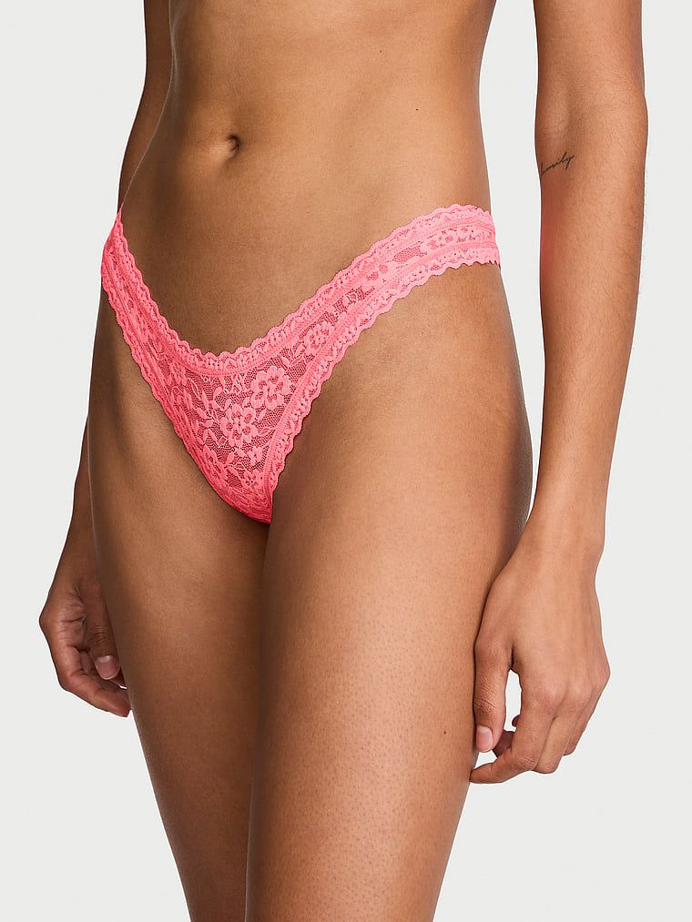 Ultra-Mini Scoop krajkové tanga. Produkt je růžové barvy a pochází z kolekce Lacie.