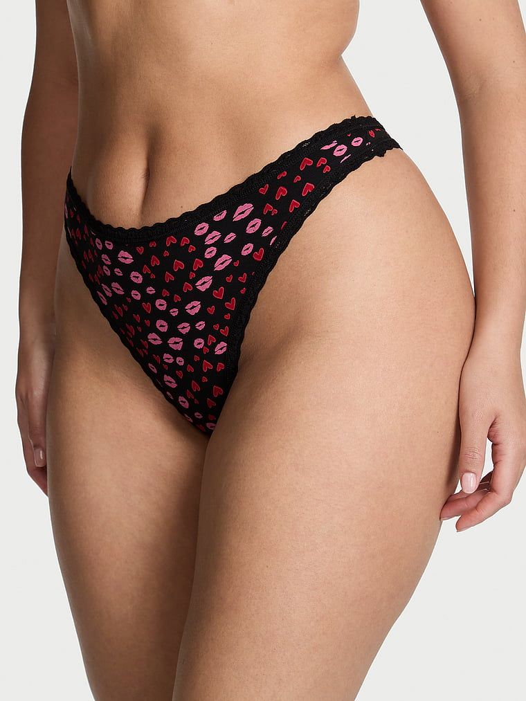 Bavlněné tanga s krajkou na okrajích Lace-Waist. Produkt je vzorovaný a pochází z kolekce Lace Trim.
