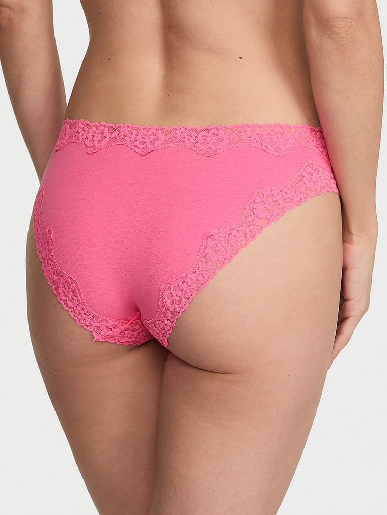 Bavlněné kalhotky s krajkovými bikinami s krajkovým lemováním. Produkt je růžové barvy a pochází z kolekce Lace Trim.