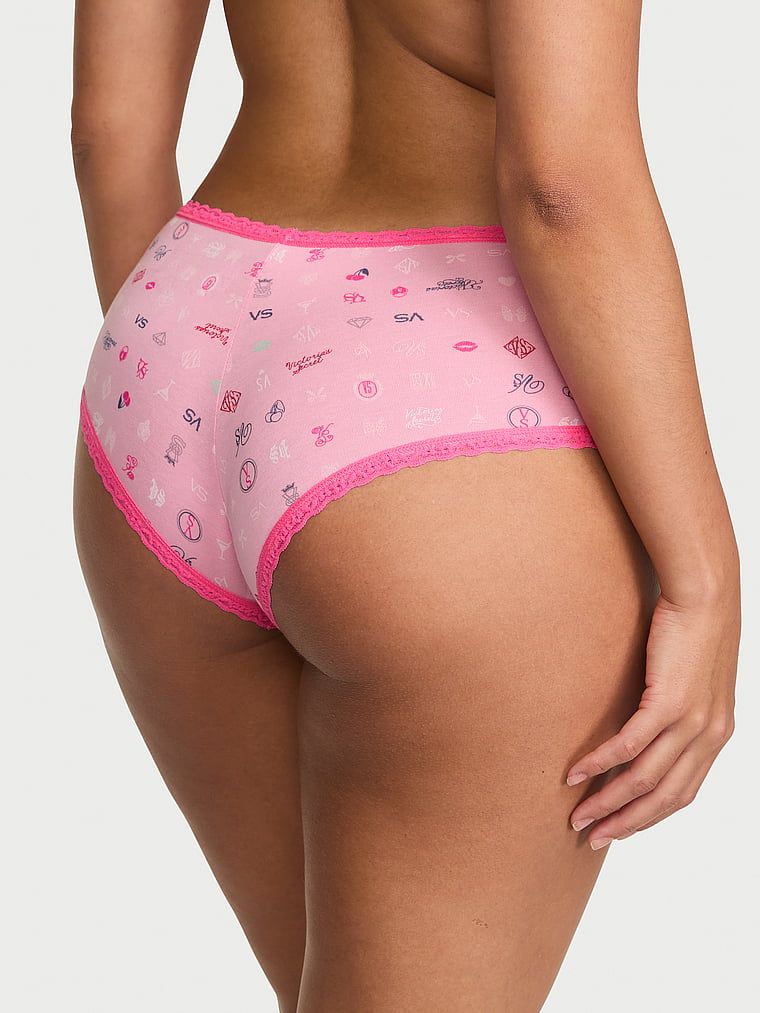 Bavlněné kalhotky s krajkou na okrajích Lace-Waist Cheeky. Produkt má vzorovanou barvu a pochází z kolekce Lace Trim.