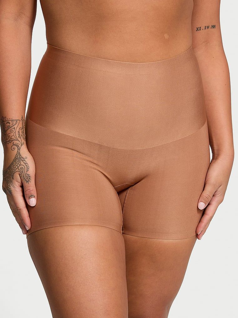 Vyhlazující tvarující šortky Shimmer s vysokým pasem. Produkt je hnědý a pochází z kolekce Body by Victoria.