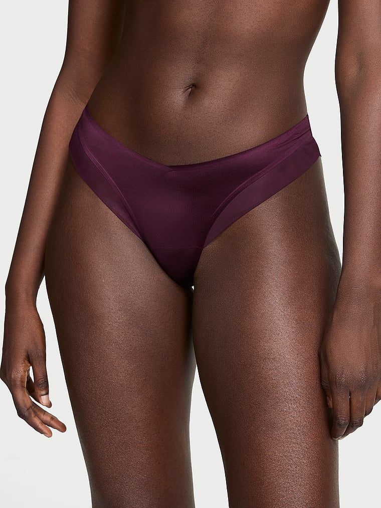 Kalhotky s ramínky vzadu jsou průsvitné odhalení Cheeky. Produkt je fialové barvy a pochází z kolekce Very Sexy.