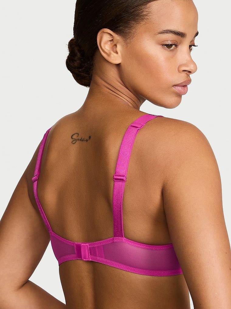 Mírně vycpávaná krajková podprsenka s lesklými ramínky Shine Strap Demi. Produkt je růžové barvy a pochází z kolekce Very Sexy.