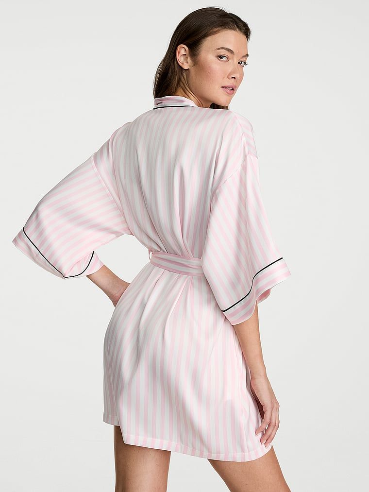 Typický saténový krátký župan. Produkt má pruhovaný vzor a pochází z kolekce Victoria's Secret.