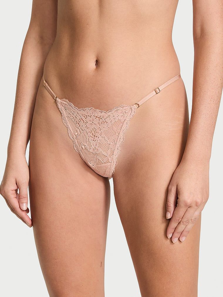 Krajková tanga s nastavitelnými řemínky Lace V-String. Produkt je béžový a pochází z kolekce Dream Angels.