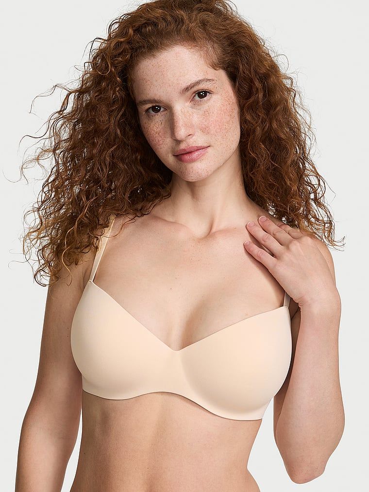 Podprsenka je mírně vycpaná balconetou FlexFactor. Produkt je béžové barvy a pochází z kolekce Body by Victoria.