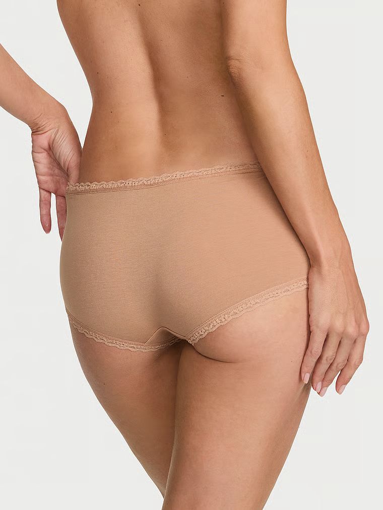 Bavlněné kraťasy s krajkou na okrajích, krajkové šortky s lemováním Boyshort. Produkt je béžový a pochází z kolekce Lace Trim.