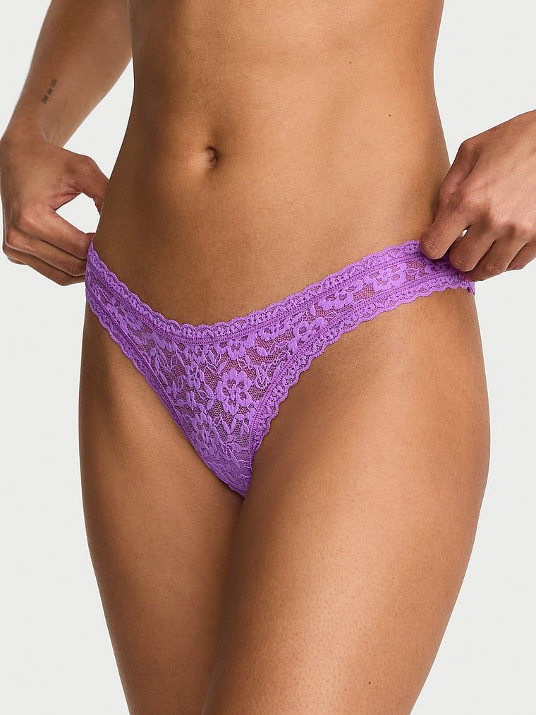 Ultra-Mini Scoop krajkové tanga. Produkt je fialové barvy a pochází z kolekce Lacie.