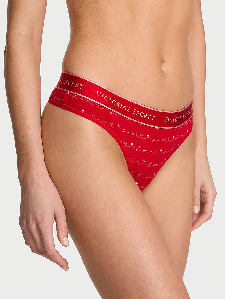 Bavlněné tanga s logem v pase. Produkt je vzorovaný a pochází z kolekce Cotton.