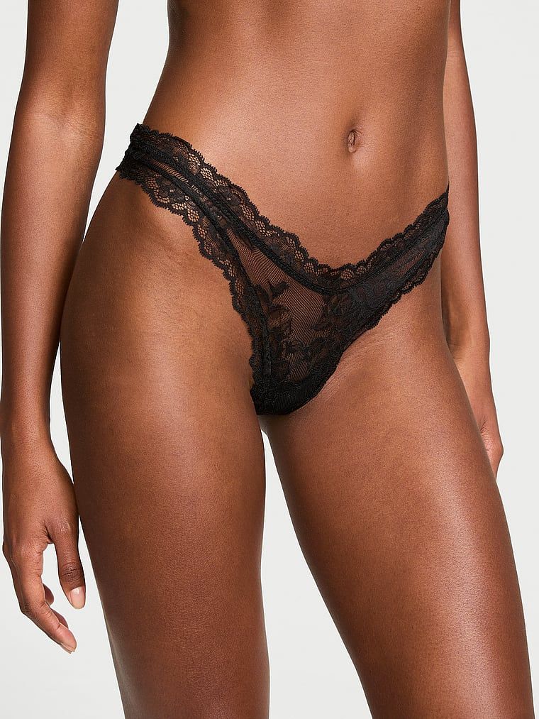Tanga z růžové krajky s vysoko střiženými nohavicemi. Produkt je černý a pochází z kolekce Very Sexy.