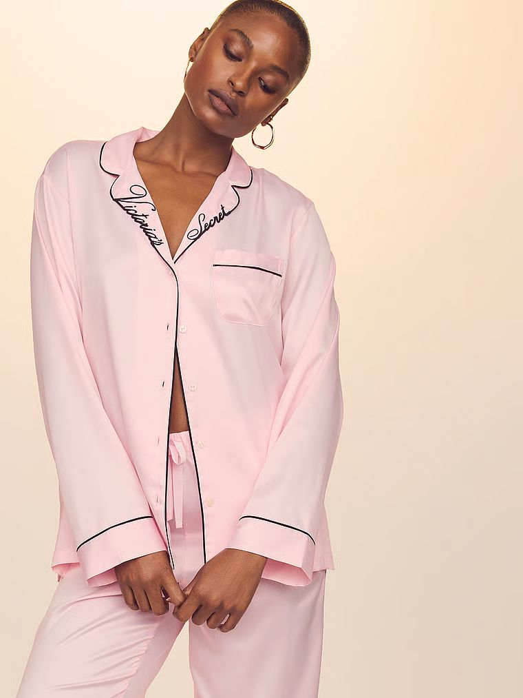 Lesklé saténové pyžamo s dlouhým rukávem Glazovaný satén. Produkt je růžový a pochází z kolekce Victoria's Secret.