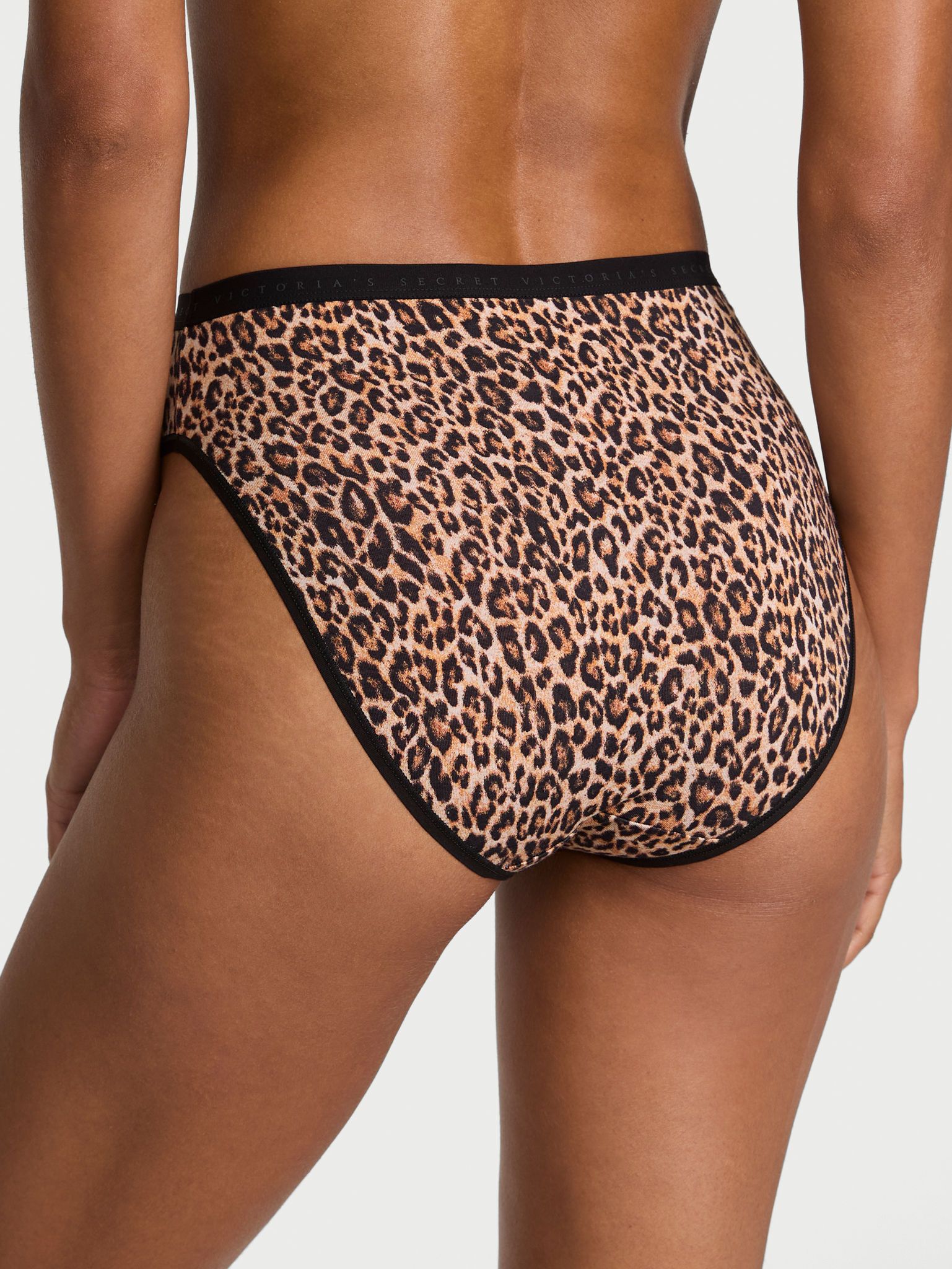 Bavlněné kalhotky s vysokými nohavicemi a vysoko střiženými nohavicemi. Produkt má vzor se zvířecím motivem a pochází z kolekce Victoria's Secret.