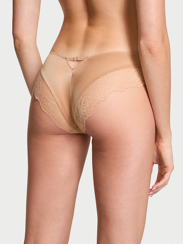 Kalhotky s krajkou na okrajích a vysoko střiženými nohavicemi Lace-Trim Cheeky. Produkt je béžový a pochází z kolekce Very Sexy.