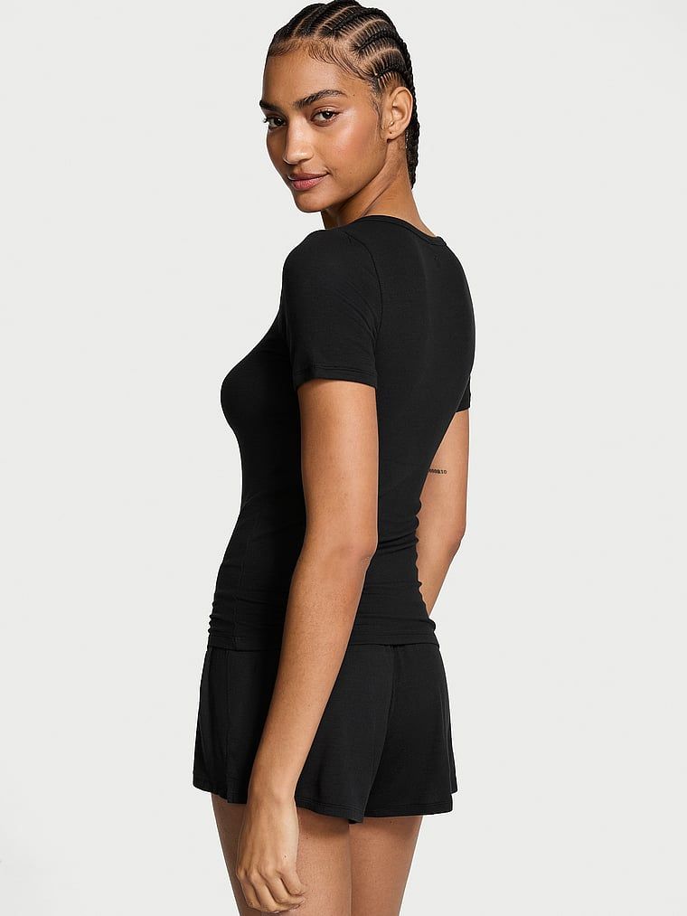 Sada modalu na spaní - tričko a kraťasy. Produkt je černý a pochází z kolekce Victoria's Secret.