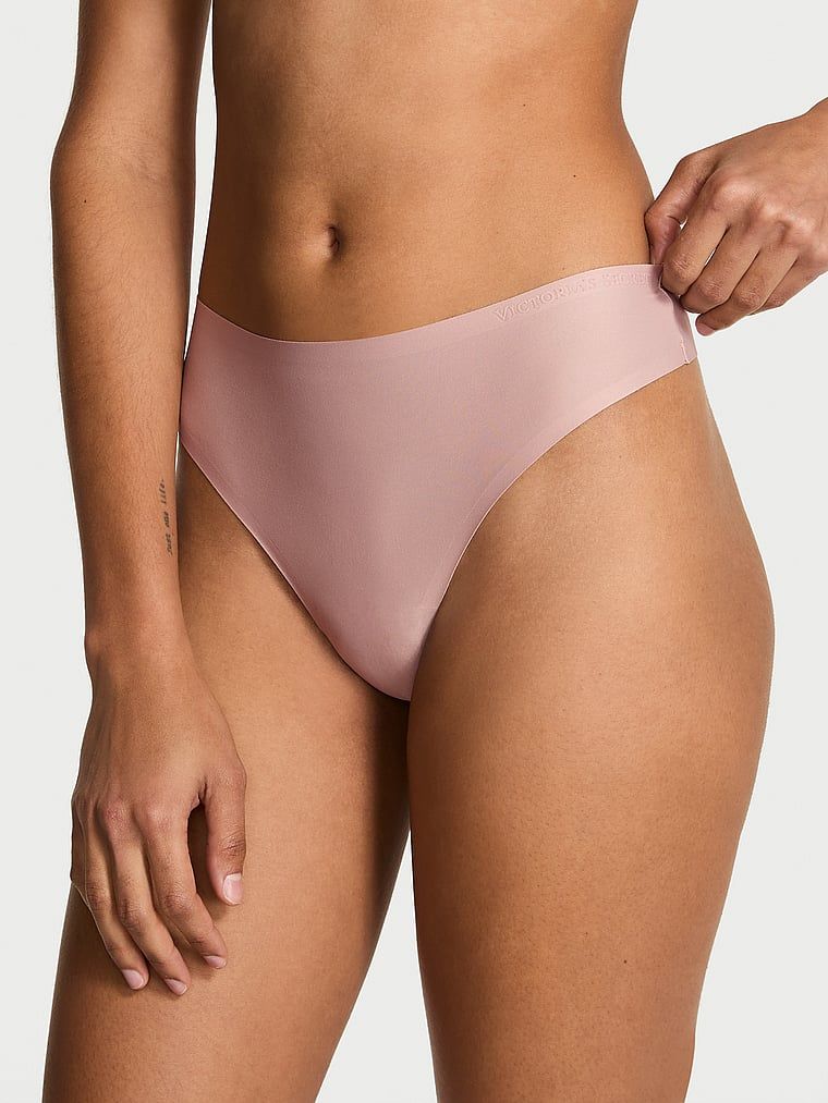 Flex mikrovláknové tanga. Produkt je béžové barvy a pochází z kolekce Body by Victoria.