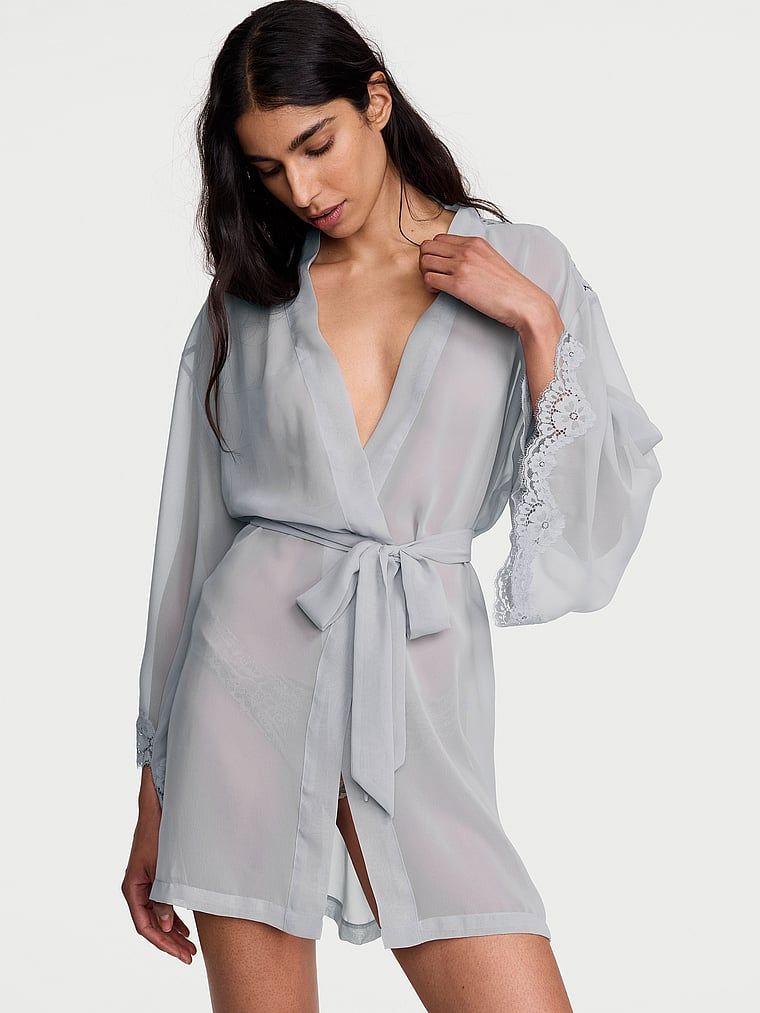 Župan z šifonu a krajky. Produkt je šedou barvy, pochází z kolekce Dream Angels.