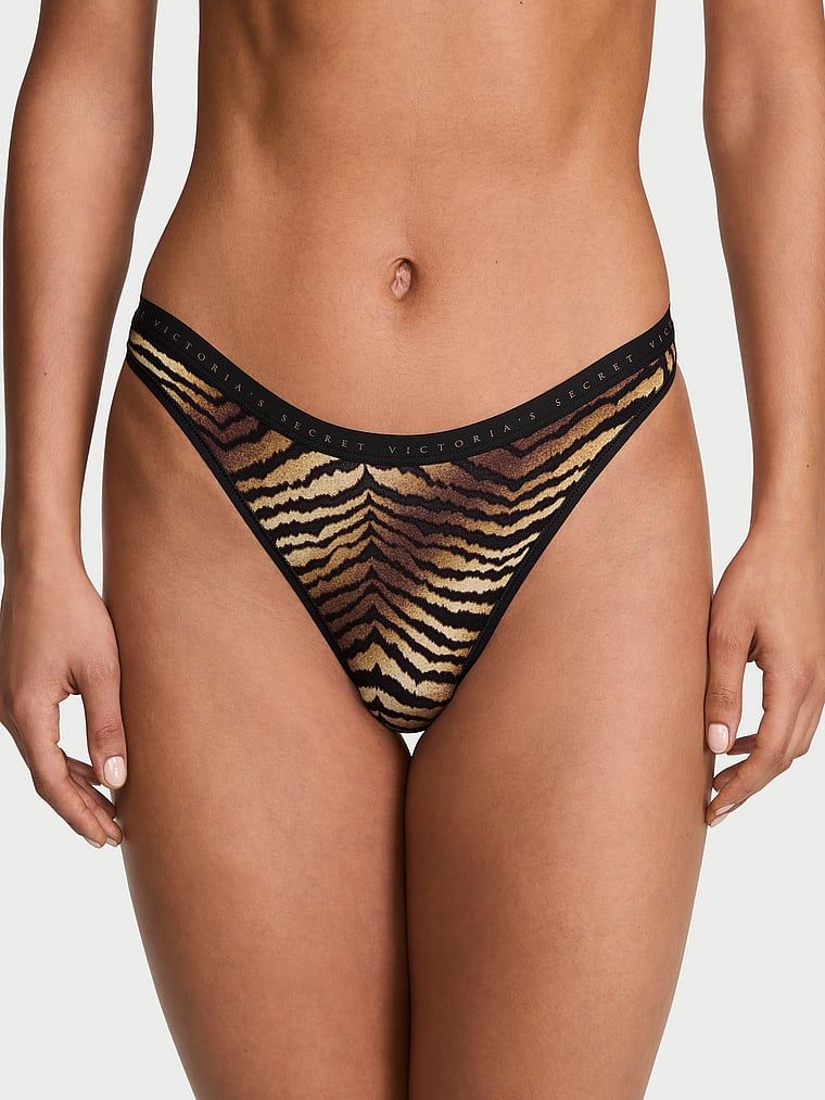 Bavlněné tanga s vysokými nohavičkami. Produkt má vzorovanou barvu a pochází z kolekce Victoria's Secret.