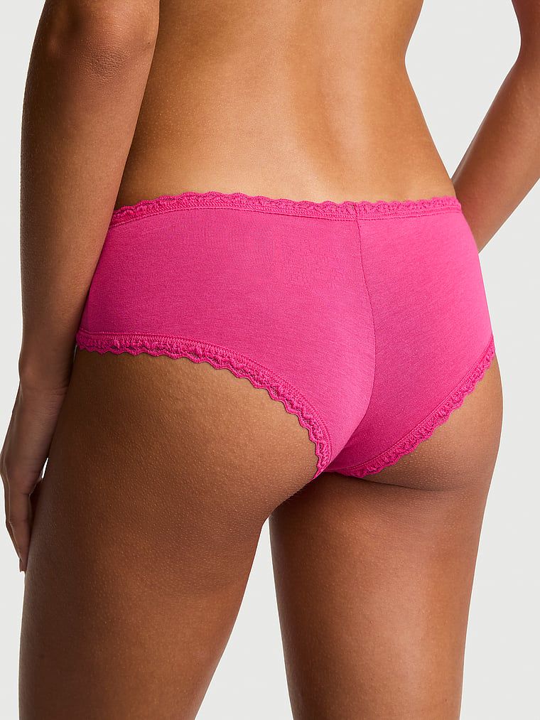 Bavlněné kalhotky s krajkou na okrajích Lace-Waist Cheeky. Produkt je růžové barvy a pochází z kolekce Lace Trim.