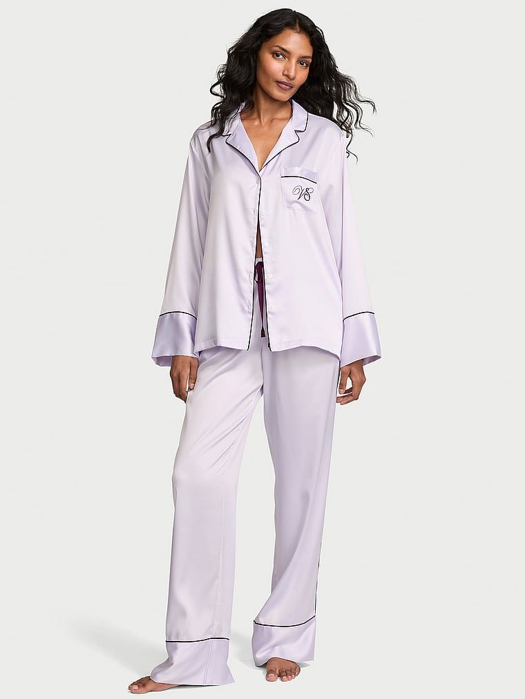 Typické saténové pyžamo s dlouhými rukávy. Produkt je fialové barvy a pochází z kolekce Victoria's Secret.