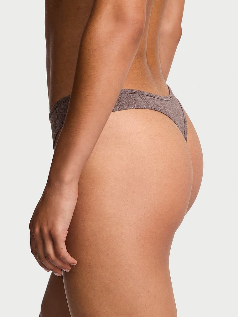 Modální tanga s vysoce střiženými ultra-jemnými nohavičkami. Produkt je hnědé barvy a pochází z kolekce Victoria's Secret.