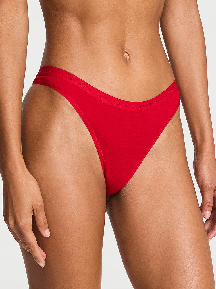 Bavlněné tanga s vysokými nohavičkami. Produkt je červené barvy a pochází z kolekce Victoria's Secret.