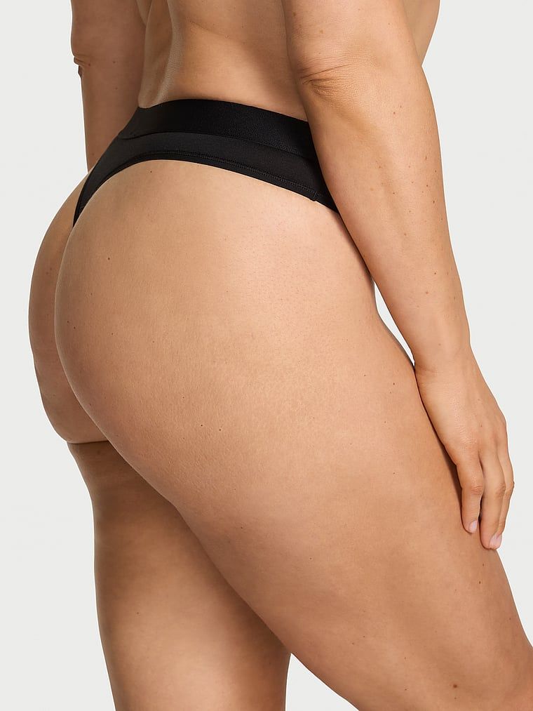 Bavlněná tanga s lesklým logem Shine Patch. Výrobek je černý a pochází z kolekce Cotton.
