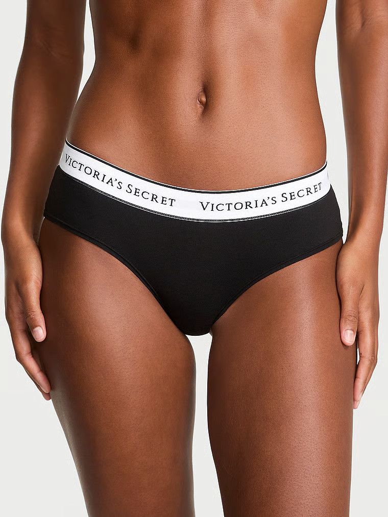 Bavlněné kalhotky s logem Cheeky v pase. Výrobek je černý a pochází z kolekce Cotton.