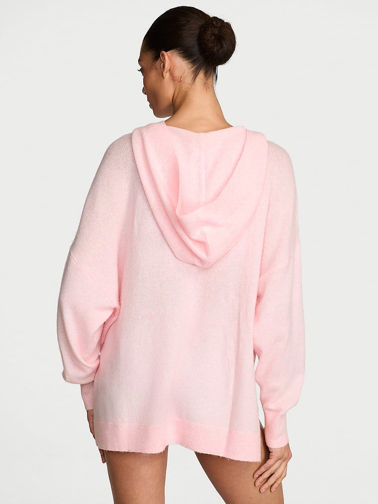 Luxusní pletený svetr s kapucí. Produkt je růžové barvy a pochází z kolekce Victoria's Secret.