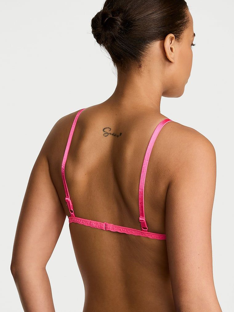 Krajková braletka bez polstrování. Produkt je růžové barvy a pochází z kolekce Victoria's Secret.