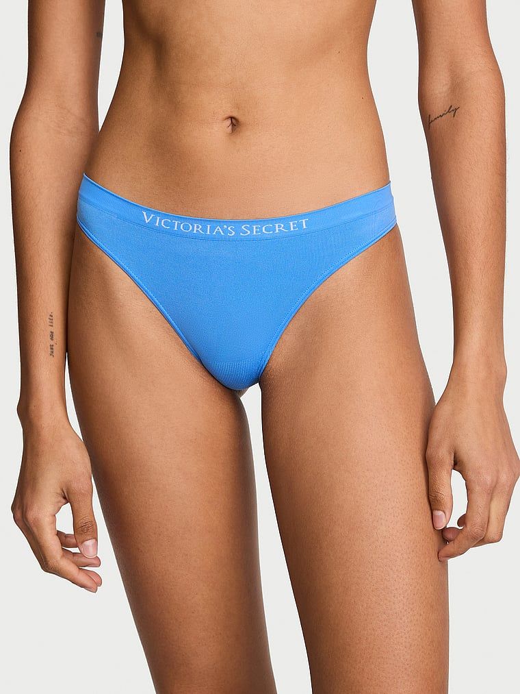 Bezešvé tanga. Produkt je modré barvy a pochází z kolekce Seamless.