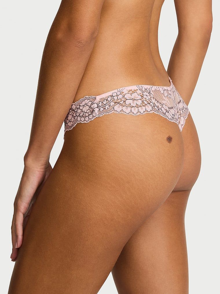 Krajkové krajkové tanga. Produkt má vícebarevnou barvu a pochází z kolekce Dream Angels.