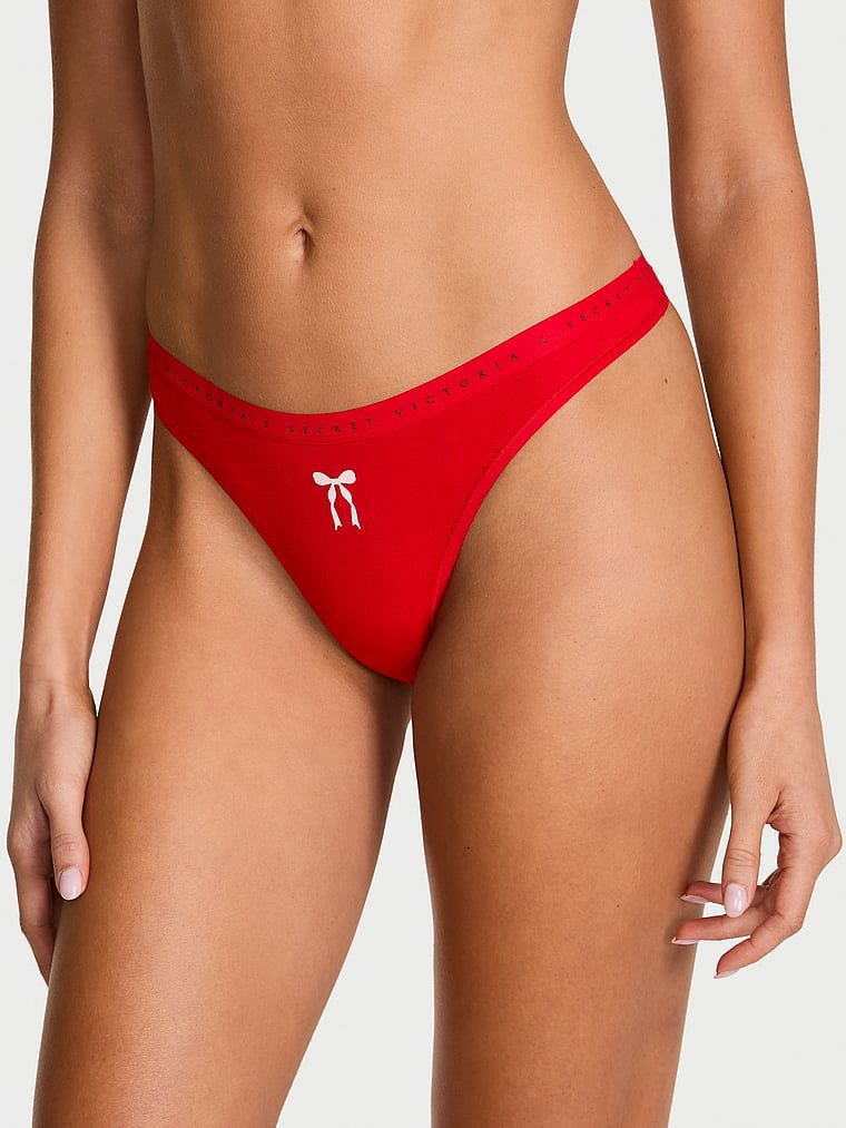 Bavlněné tanga s vysokými nohavičkami. Produkt je červené barvy a pochází z kolekce Victoria's Secret.