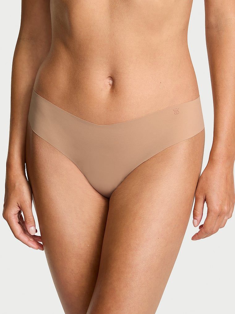 Bezešvá tanga bez show. Produkt je béžové barvy a pochází z kolekce No-Show.