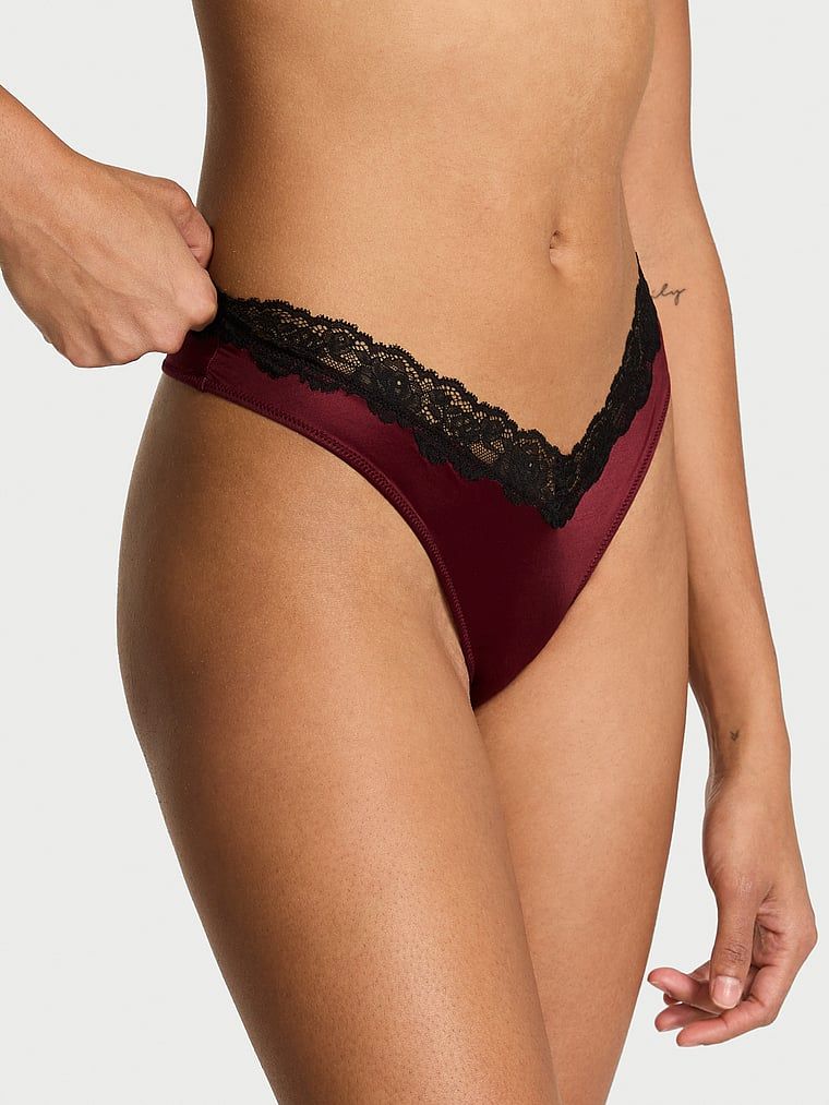 Tanga s krajkou a vysoko střiženými nohavičkami. Produkt je červené barvy a pochází z kolekce Very Sexy.