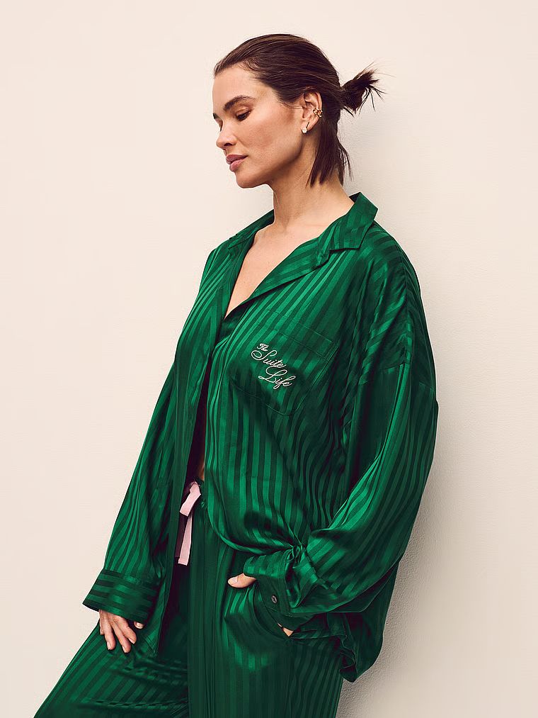 Typické oversized saténové pyžamo s dlouhými rukávy. Produkt je zelené barvy a pochází z kolekce Victoria's Secret.