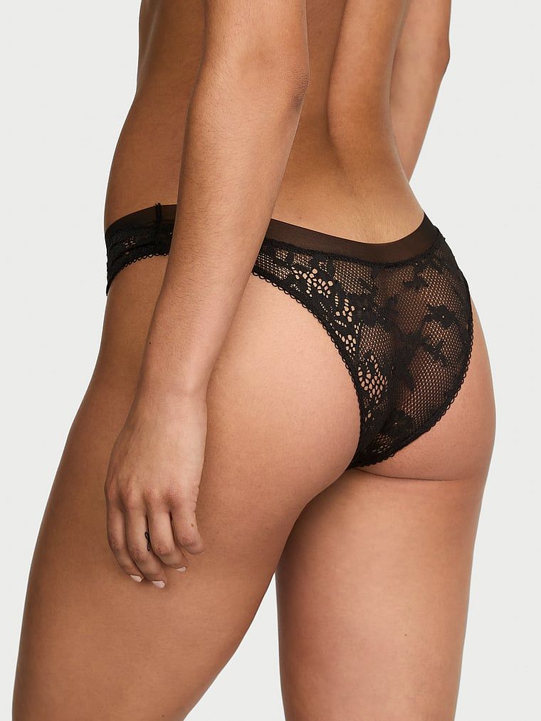 Brazilské krajkové kalhotky krajkové a síťovinové. Produkt je černý a pochází z kolekce Dream Angels.