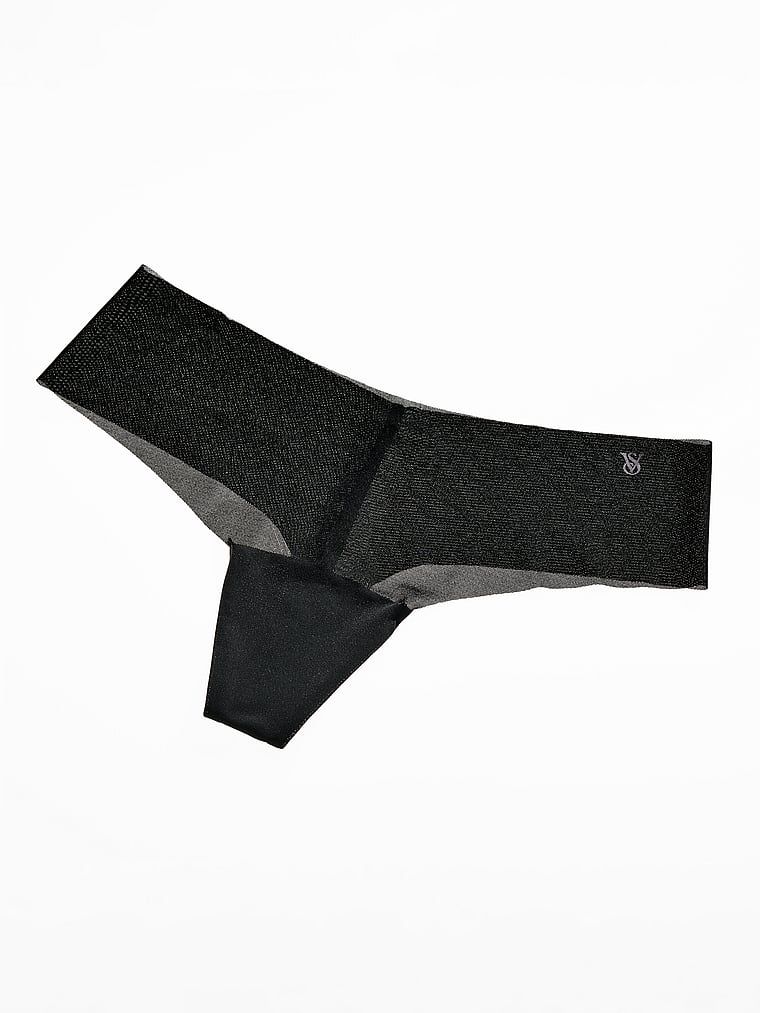 Tanga z pletiva bez ukázek. Produkt je černý a pochází z kolekce No-Show.