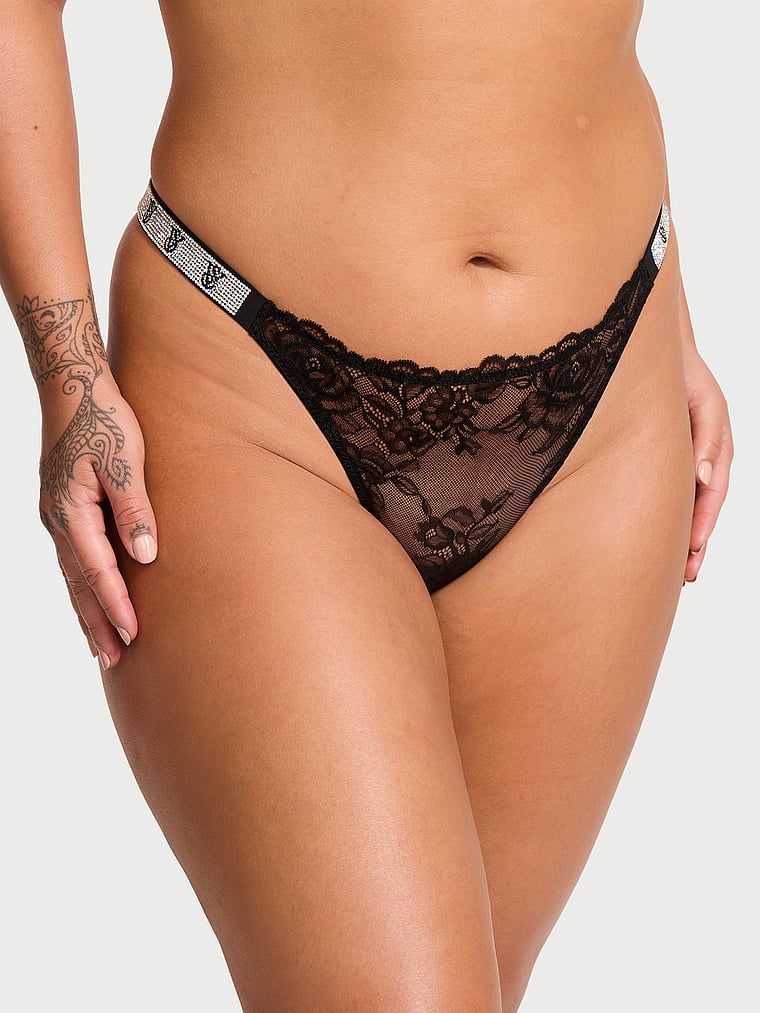 Řemínek Shine Strap Rose Krajka tanga. Produkt je černý a pochází z kolekce Body by Victoria.
