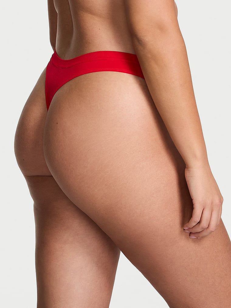 Tanga s bezešvou mašlí. Produkt má červenou barvu a pochází z kolekce Bezešvé.