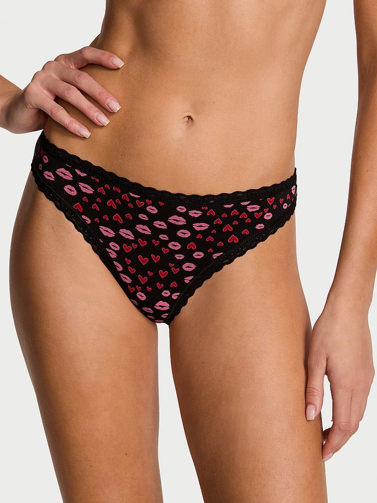 Bavlněné kalhotky s krajkovými bikinami s krajkovým lemováním. Produkt je vzorovaný a pochází z kolekce Lace Trim.
