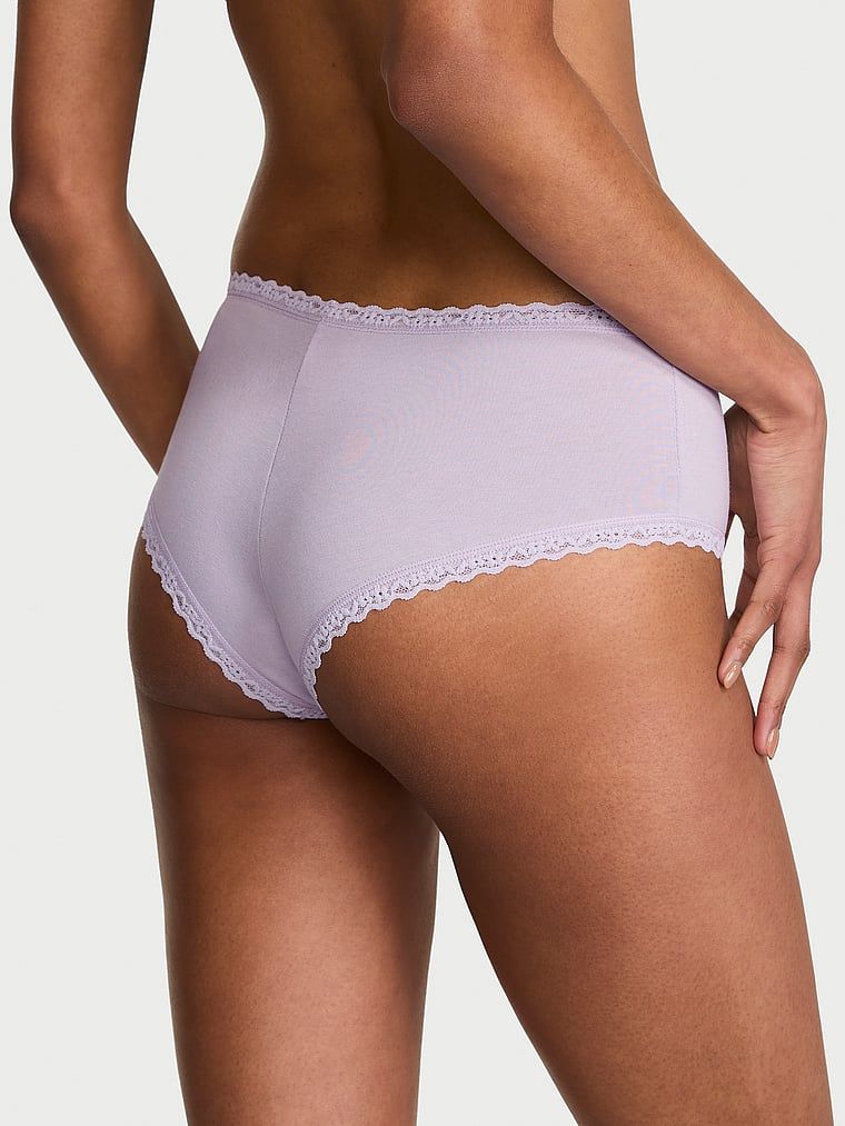 Bavlněné kalhotky s krajkou na okrajích Lace-Waist Cheeky. Produkt je fialové barvy a pochází z kolekce Lace Trim.