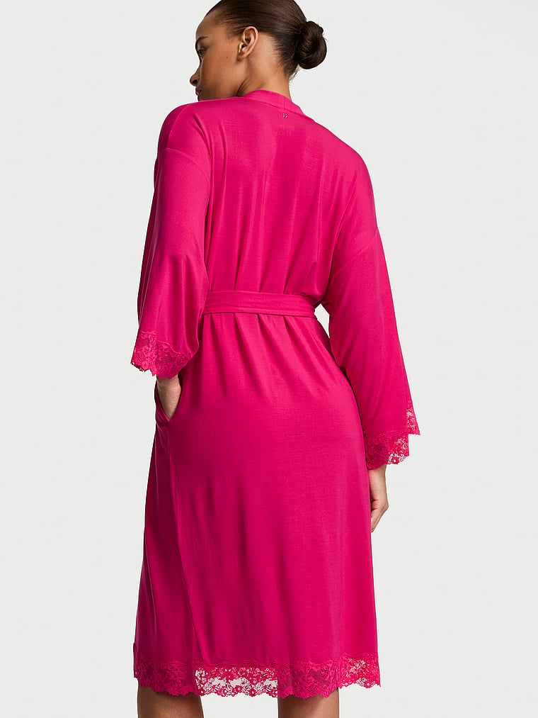 Župan vyrobený ze SoSoft modalu. Produkt je růžové barvy a pochází z kolekce Victoria's Secret.