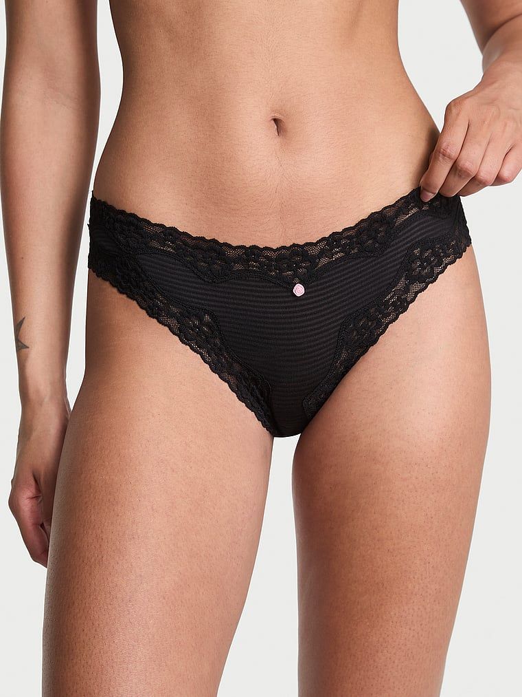 Pruhované bavlněné kalhotky s krajkou na okrajích bikin. Produkt je černý a pochází z kolekce Lacie.
